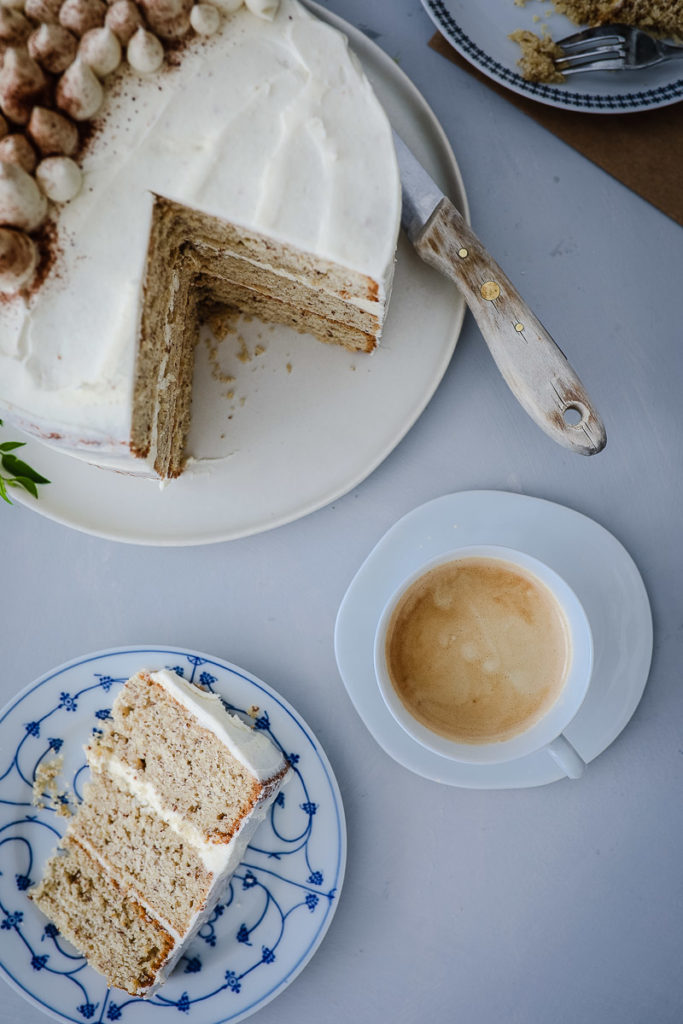 Semi naked cake rezept grundrezept lagen torte 20cm haselnuss nusskuchen kaffee kuchen tchibo 70 jahre jubiläum cream cheese frosting foodstyling tortenrezept hochzeitstorte selber backen food photography backblog zuckerzimtundliebe