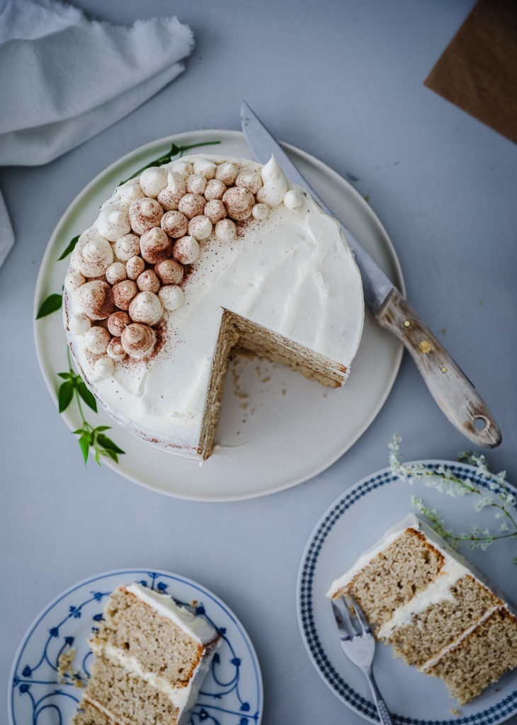 Semi naked cake rezept grundrezept lagen torte 20cm haselnuss nusskuchen kaffee kuchen tchibo 70 jahre jubiläum cream cheese frosting foodstyling tortenrezept hochzeitstorte selber backen food photography backblog zuckerzimtundliebe