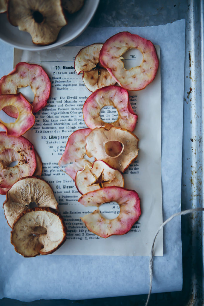 Apfelchips rezept aus dem backofen baked apple chips zuckerzimtundliebe apfelrezepte apple recipes food stylist food styling food photography herbstrezepte herbstdeko apfeldeko getrocknetes obst äpfel suedtirol lana