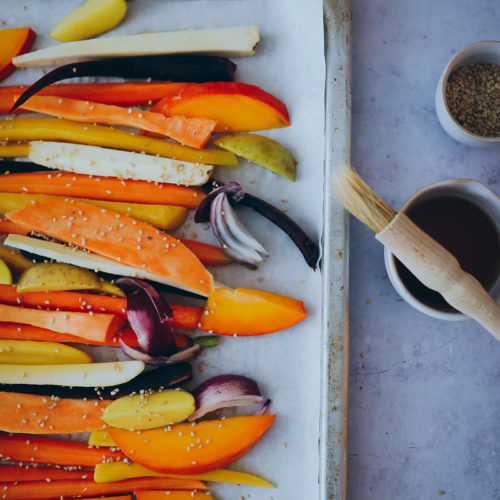 ahornsirup sesam Ofengemuese EDEKA vegetarisch kochbuch foodstyling mittagessen vegetarisch gemüse kochen einfach herbstrezept soulfood sesame maple vegetables pastinake urmoehren kuerbis foodstylist