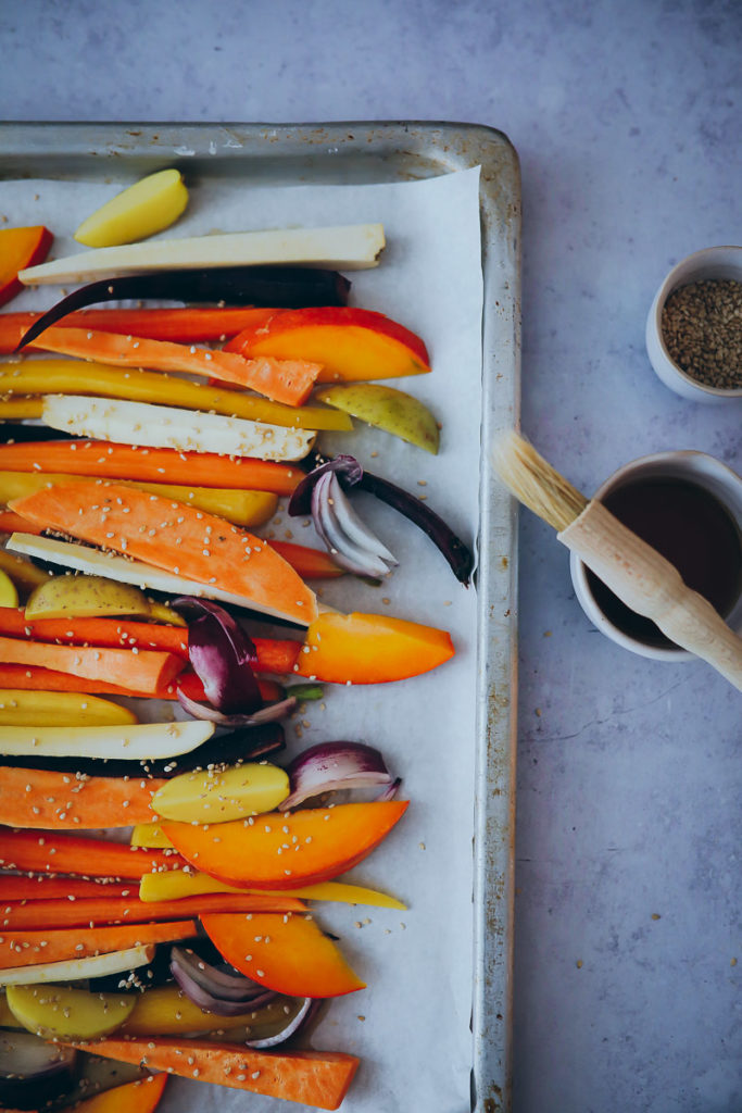 ahornsirup sesam Ofengemuese EDEKA vegetarisch kochbuch foodstyling mittagessen vegetarisch gemüse kochen einfach herbstrezept soulfood sesame maple vegetables pastinake urmoehren kuerbis foodstylist