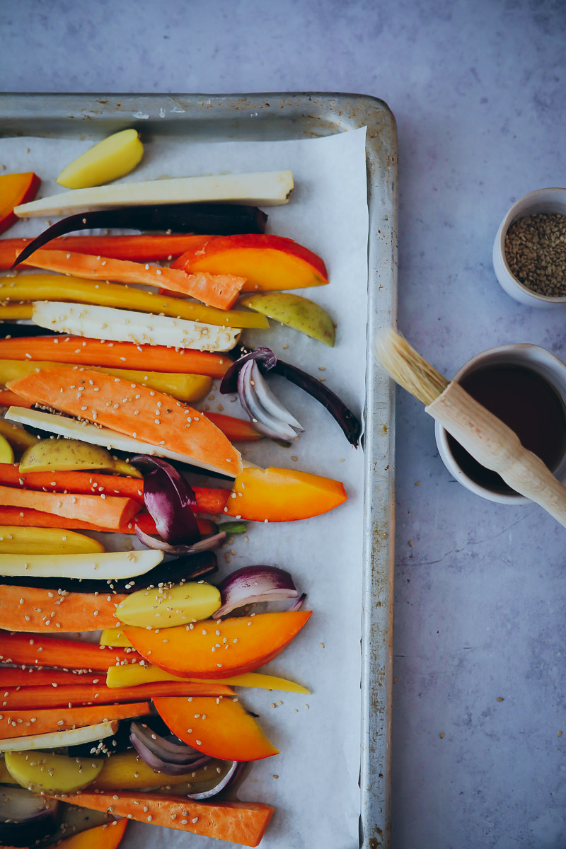 ahornsirup sesam Ofengemuese EDEKA vegetarisch kochbuch foodstyling mittagessen vegetarisch gemüse kochen einfach herbstrezept soulfood sesame maple vegetables pastinake urmoehren kuerbis foodstylist