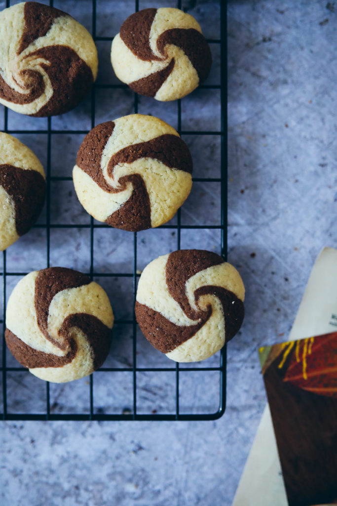 Swirl Cookies Rezept schwarz weiss gebäck einfacher keksteig cookies rezept schoko kekse dänische butterkekse zuckerzimtundliebe foodstyling food photography weihnachtsplätzchen