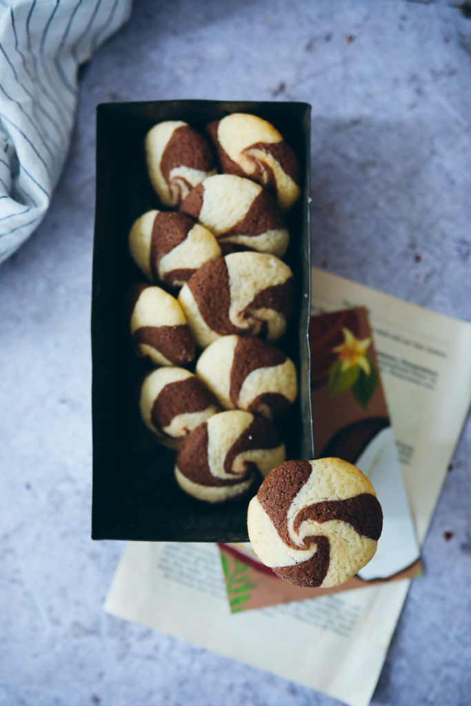 Swirl Cookies Rezept schwarz weiss gebäck einfacher keksteig cookies rezept schoko kekse dänische butterkekse zuckerzimtundliebe foodstyling food photography weihnachtsplätzchen