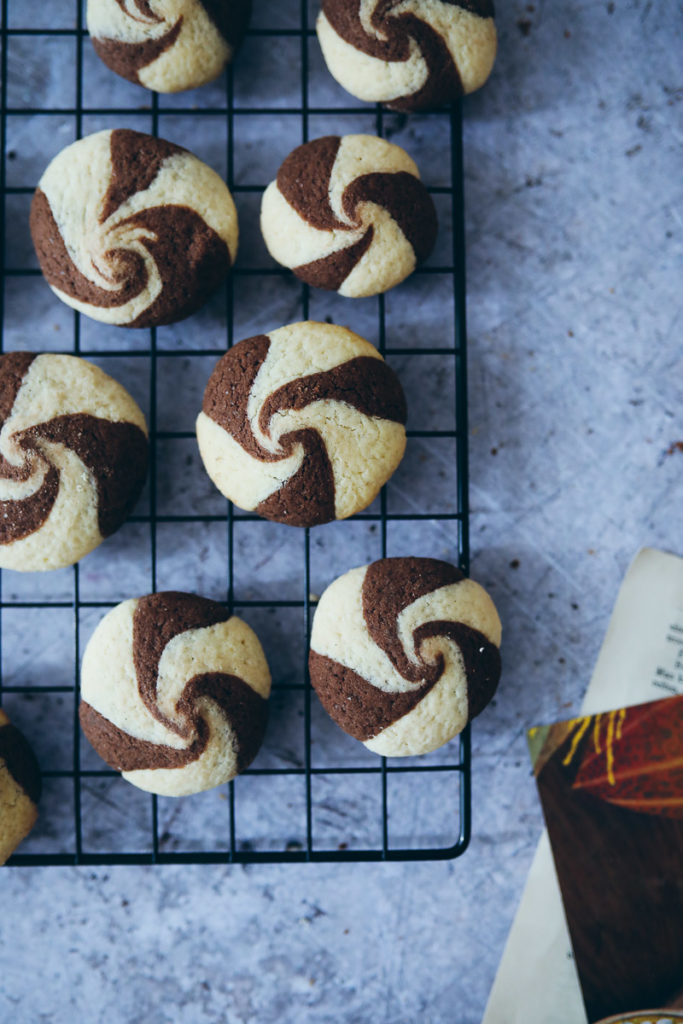 Swirl Cookies Rezept schwarz weiss gebäck einfacher keksteig cookies rezept schoko kekse dänische butterkekse zuckerzimtundliebe foodstyling food photography weihnachtsplätzchen