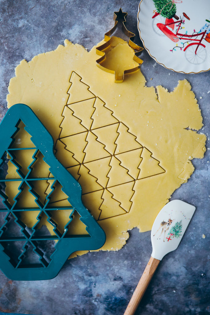 ausstechform ausstech plaetzchen einfache butterplaetzchen ausstechteigi muerbeteig weihnachten tchibo xl ausstechform weihnachtsbaum food styling zuckerzimtundliebe