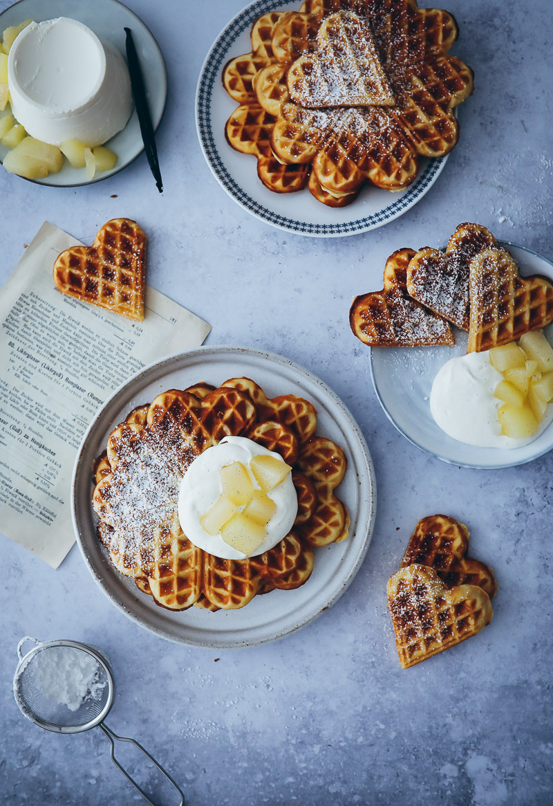 Rezept für Marzipanwaffeln mit Ricotta und gedünsteten Vanille-Birnen (enthält Werbung) – marzipan waffle recipe