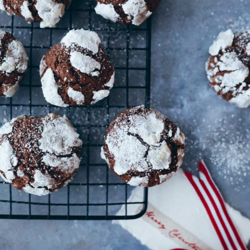 Schokoladen Schneeball Weihnachtsplätzchen rezept schokokekse chocolate crinkle cookies puderzucker weihnachtsbäckerei gebäck adventsgebäck schokoladenknöpfe zuckerzimtundliebe foodblog backblog foodstylist bakefeed german christmas recipes cookies