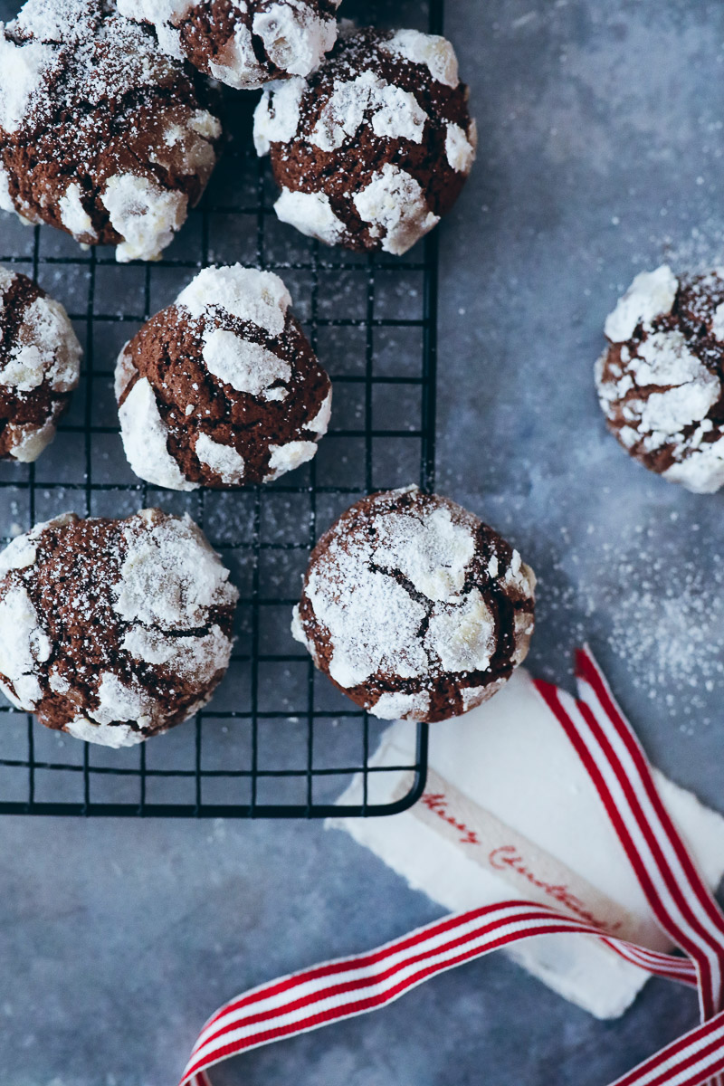 Ein Rezept für Schoko-Zimt-Crinkle oder Crackle Cookies – softe Schokoschneebälle als Weihnachtsplätzchen