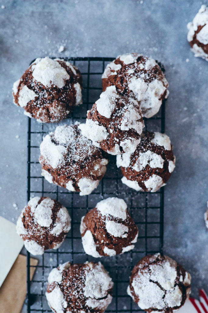 Schokoladen Schneeball Weihnachtsplätzchen rezept schokokekse chocolate crinkle cookies puderzucker weihnachtsbäckerei gebäck adventsgebäck schokoladenknöpfe zuckerzimtundliebe foodblog backblog foodstylist bakefeed german christmas recipes cookies