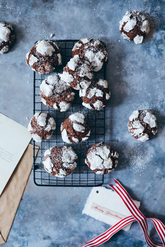 Schokoladen Schneeball Weihnachtsplätzchen rezept schokokekse chocolate crinkle cookies puderzucker weihnachtsbäckerei gebäck adventsgebäck schokoladenknöpfe zuckerzimtundliebe foodblog backblog foodstylist bakefeed german christmas recipes cookies