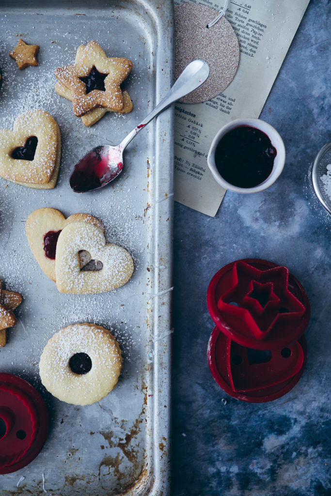 linzer kekse spitzbuben rezept einfache hildabroetchen marmeladenplaetzchen marmeladen kekse weihnachtsbaeckerei zuckerzimtundliebe food stylist tchibo weihnachtswelt
