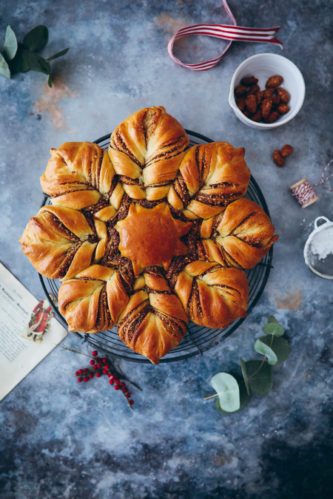 Zimtstern Hefezopf Zimtbrot Hefestern gebrannte Mandel füllung cinnamon star bread Rezept recipe foodstyling food stylist backblog zuckerzimtundliebe weihnachtskuchen weihnachtsbäckerei
