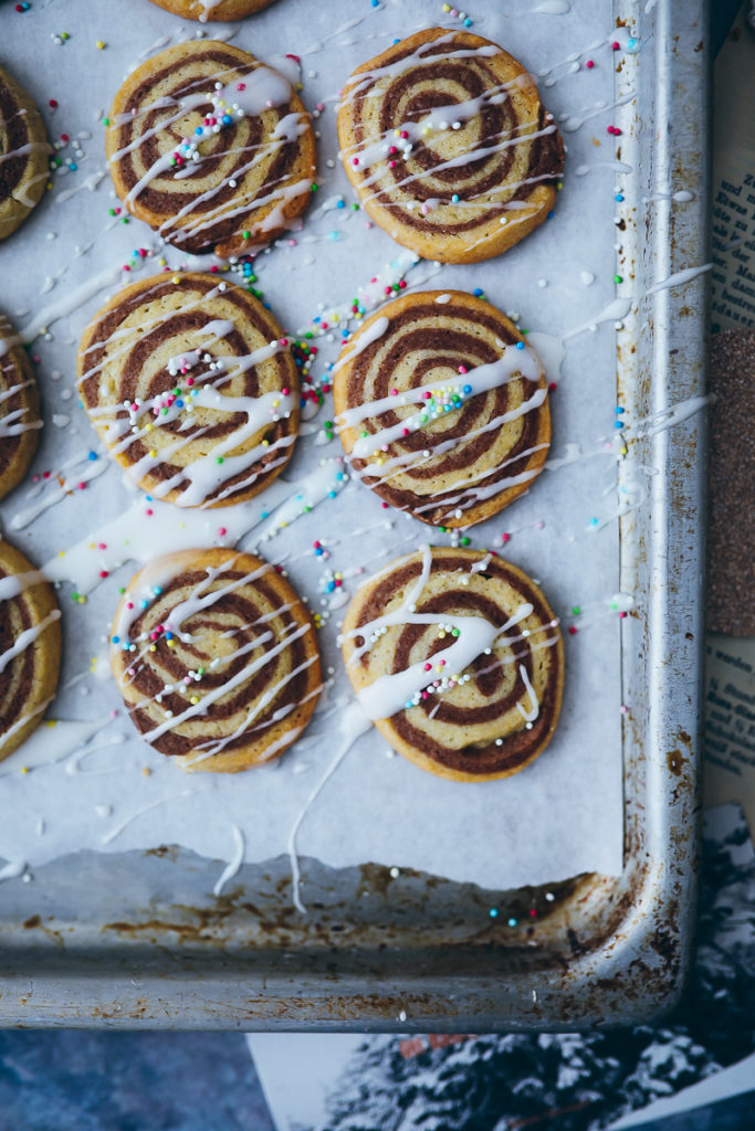 Zimtschnecken Cookies Schwarz weiss gebäck weihnachtsplätzchen weihnachtsbäckerei weihnachtskekse cinnamon roll cookies recipe foodstyling food photography food stylist zuckerzimtundliebe backblog gebäck einfache kekse für weihnachten rollenplätzchen keksteigrolle keksrolle