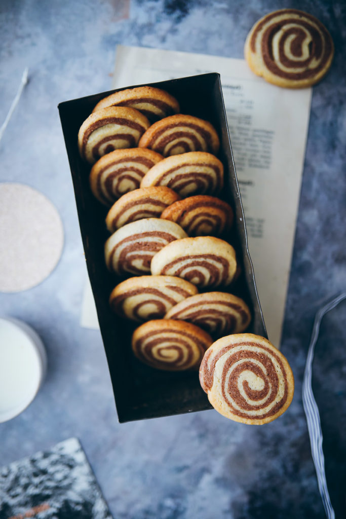 Zimtschnecken Cookies Schwarz weiss gebäck weihnachtsplätzchen weihnachtsbäckerei weihnachtskekse cinnamon roll cookies recipe foodstyling food photography food stylist zuckerzimtundliebe backblog gebäck einfache kekse für weihnachten rollenplätzchen keksteigrolle keksrolle