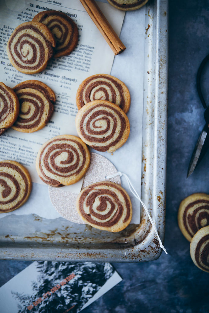 Zimtschnecken Cookies Schwarz weiss gebäck weihnachtsplätzchen weihnachtsbäckerei weihnachtskekse cinnamon roll cookies recipe foodstyling food photography food stylist zuckerzimtundliebe backblog gebäck einfache kekse für weihnachten rollenplätzchen keksteigrolle keksrolle