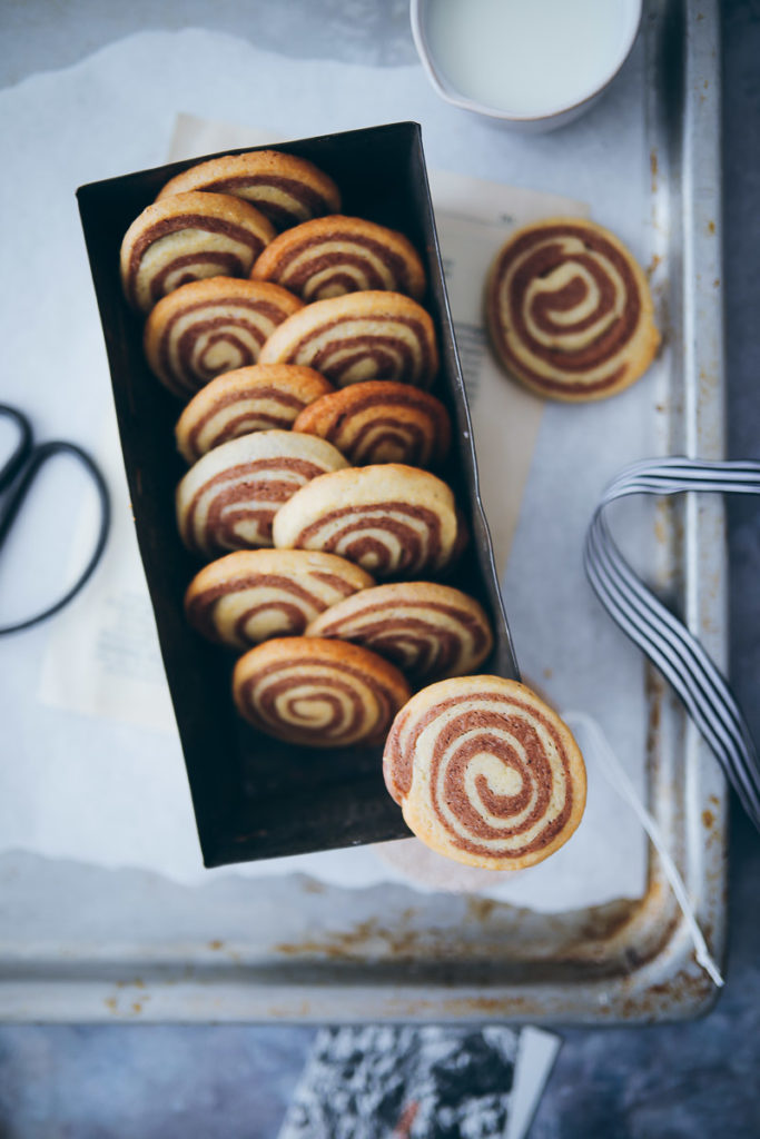 Zimtschnecken Cookies Schwarz weiss gebäck weihnachtsplätzchen weihnachtsbäckerei weihnachtskekse cinnamon roll cookies recipe foodstyling food photography food stylist zuckerzimtundliebe backblog gebäck einfache kekse für weihnachten rollenplätzchen keksteigrolle keksrolle