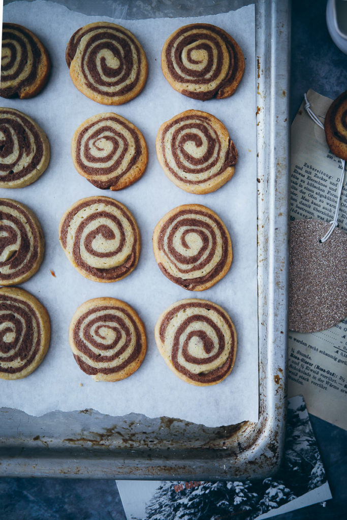 Zimtschnecken Cookies Schwarz weiss gebäck weihnachtsplätzchen weihnachtsbäckerei weihnachtskekse cinnamon roll cookies recipe foodstyling food photography food stylist zuckerzimtundliebe backblog gebäck einfache kekse für weihnachten rollenplätzchen keksteigrolle keksrolle
