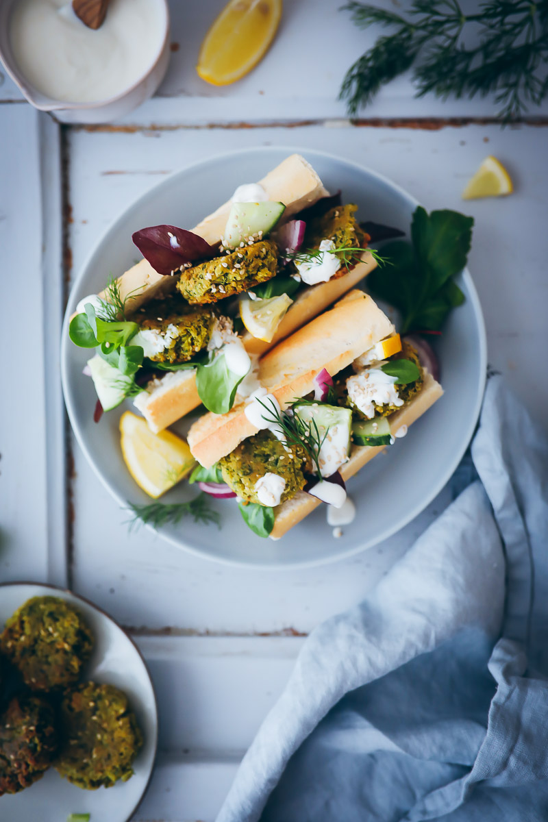 Rezept für einfache Falafel Sandwiches mit Tahin-Joghurt Dip