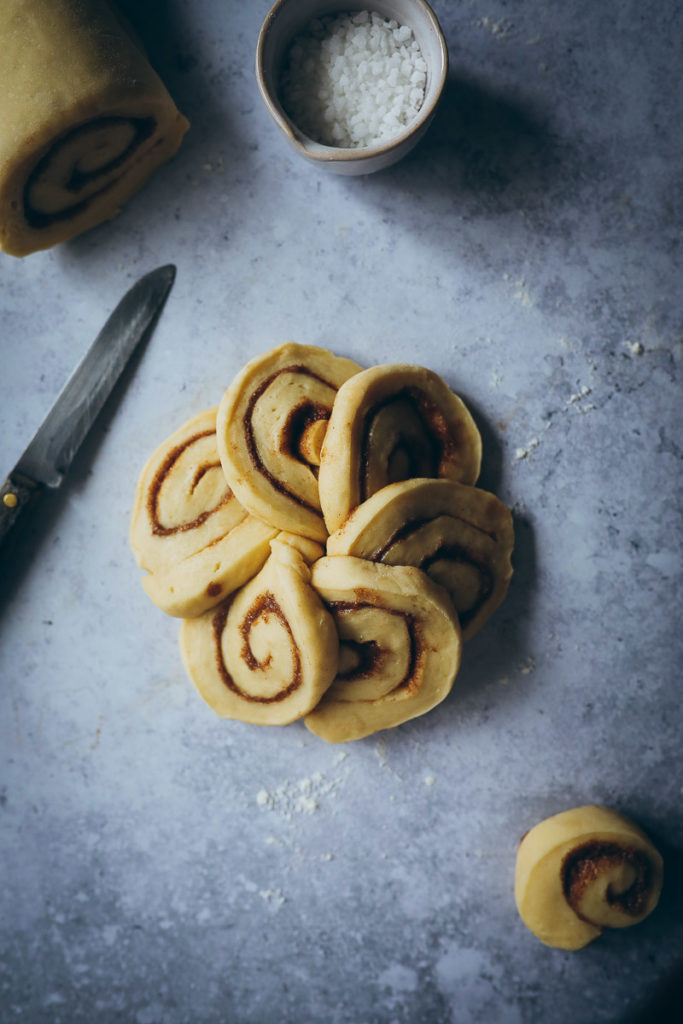 Schwedische Zimtschnecken Kardamom Hefeteig swedish cardamom cinnamon bun flowers einfaches rezept zuckerzimtundliebe foodstyling bakefeed food photography food stylist backblog deutscher foodblog