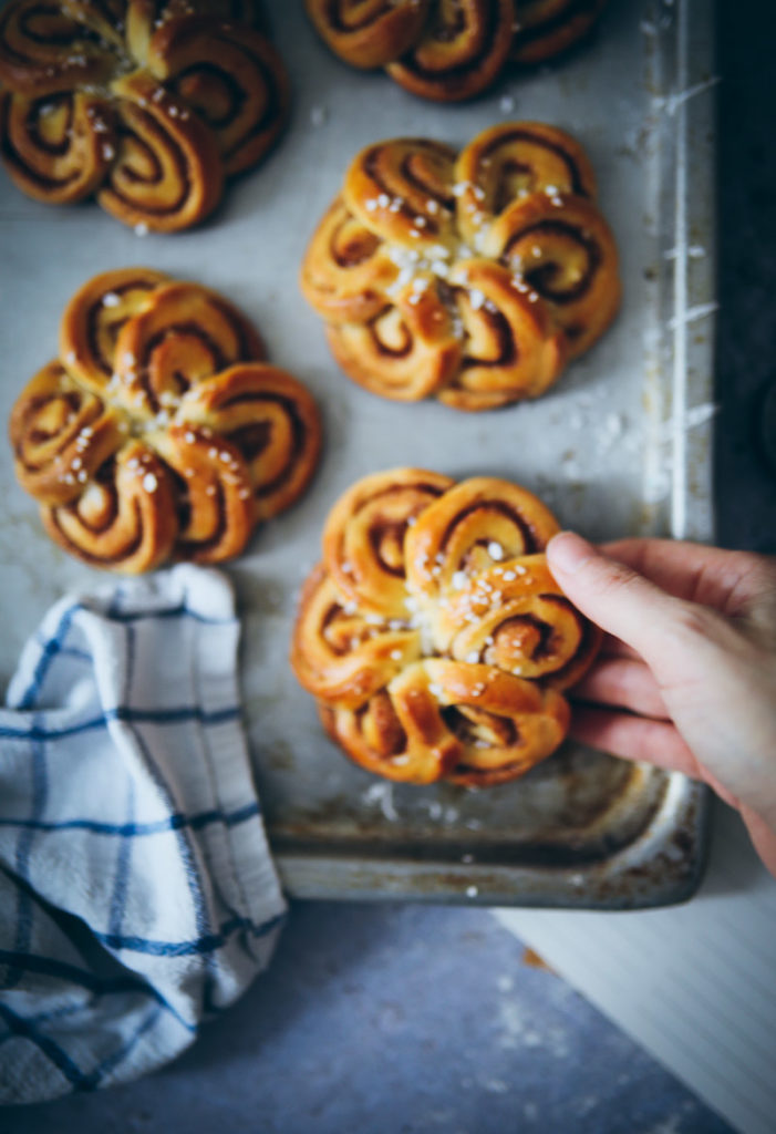Schwedische Zimtschnecken Kardamom Hefeteig swedish cardamom cinnamon bun flowers einfaches rezept zuckerzimtundliebe foodstyling bakefeed food photography food stylist backblog deutscher foodblog
