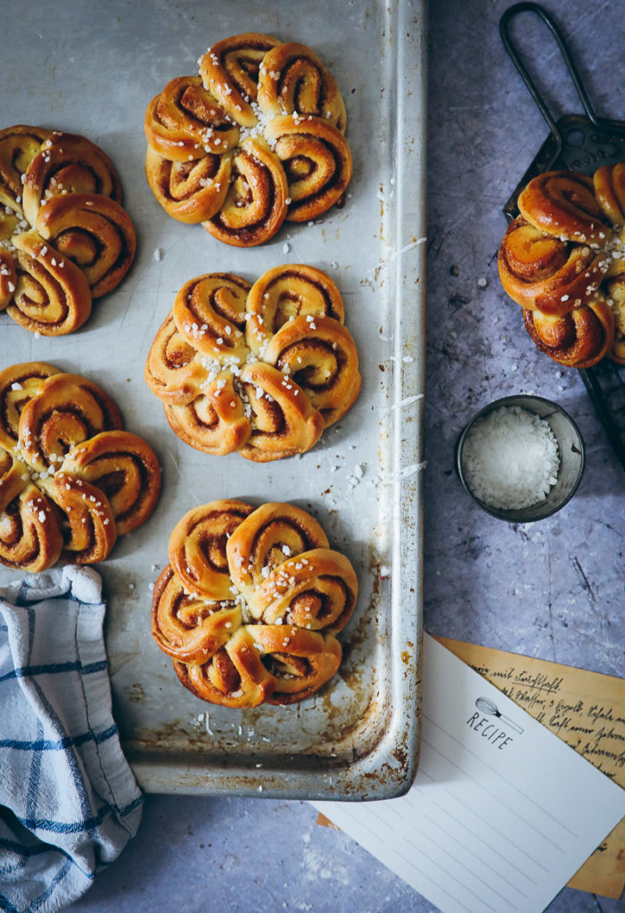 Schwedische Zimtschnecken Kardamom Hefeteig swedish cardamom cinnamon bun flowers einfaches rezept zuckerzimtundliebe foodstyling bakefeed food photography food stylist backblog deutscher foodblog