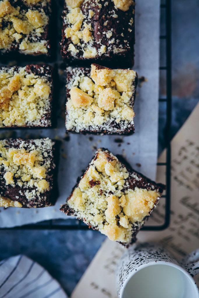 Streusel Brownies Rezept beste Brownies einfaches Brownie Rezept 20cm Backform zuckerzimtundliebe crumble brownies recipe foodstyling bakefeed food52 foodstylist backblog foodblog schokokuchen streuselrezept