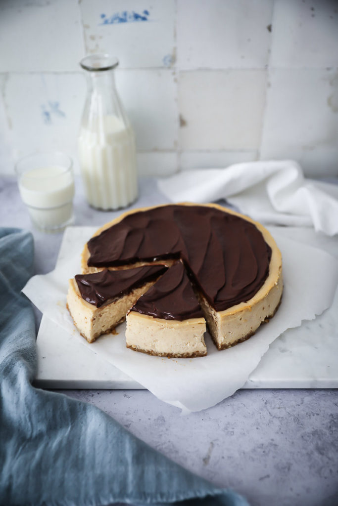 Zimt schnecken cheesecake new york cheesecake cinnamon roll schokoladen ganache topping käsekuchen frischkäse zuckerzimtundliebe foodstyling food photography bakefeed foodblog backblog gebackener käsekuchen keksboden chocolate ganache