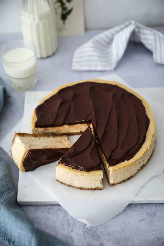 Zimt schnecken cheesecake new york cheesecake cinnamon roll schokoladen ganache topping käsekuchen frischkäse zuckerzimtundliebe foodstyling food photography bakefeed foodblog backblog gebackener käsekuchen keksboden chocolate ganache