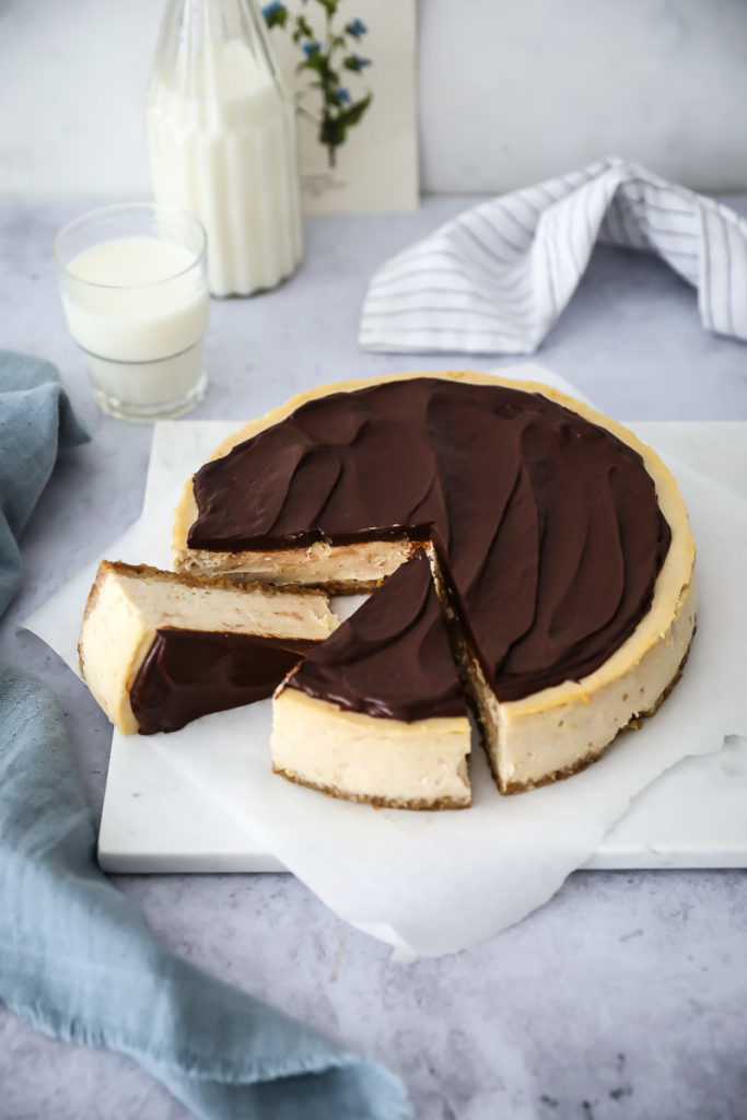Zimt schnecken cheesecake new york cheesecake cinnamon roll schokoladen ganache topping käsekuchen frischkäse zuckerzimtundliebe foodstyling food photography bakefeed foodblog backblog gebackener käsekuchen keksboden chocolate ganache