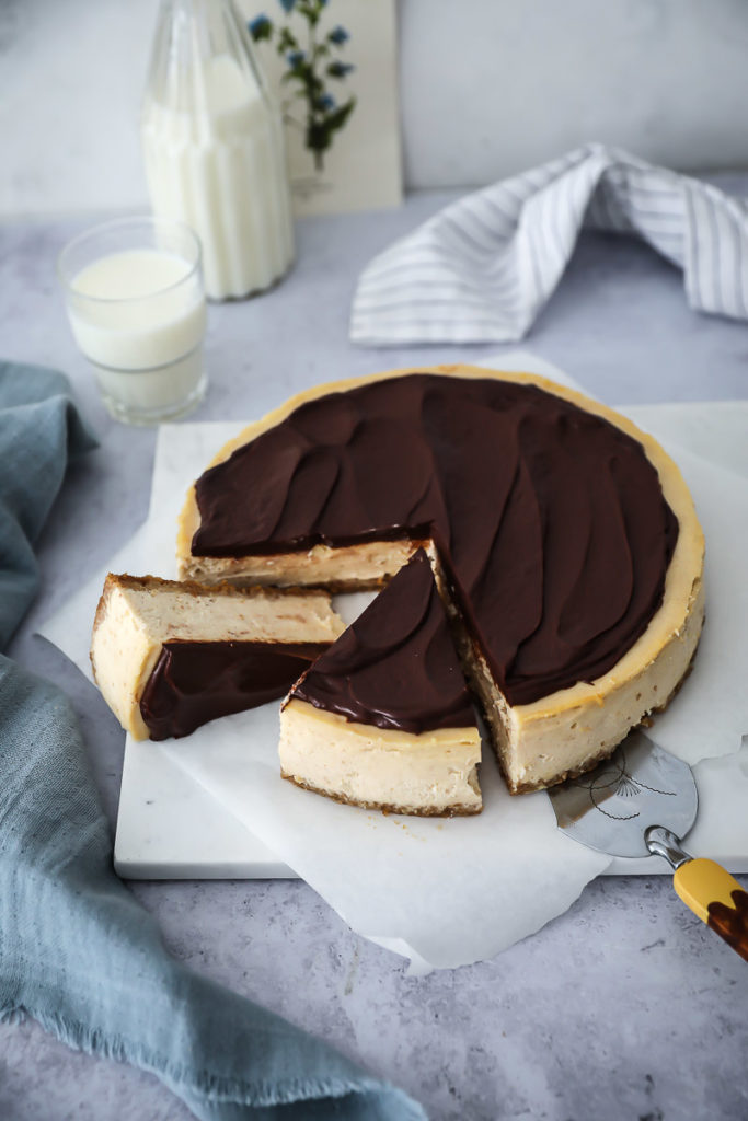 Zimt schnecken cheesecake new york cheesecake cinnamon roll schokoladen ganache topping käsekuchen frischkäse zuckerzimtundliebe foodstyling food photography bakefeed foodblog backblog gebackener käsekuchen keksboden chocolate ganache