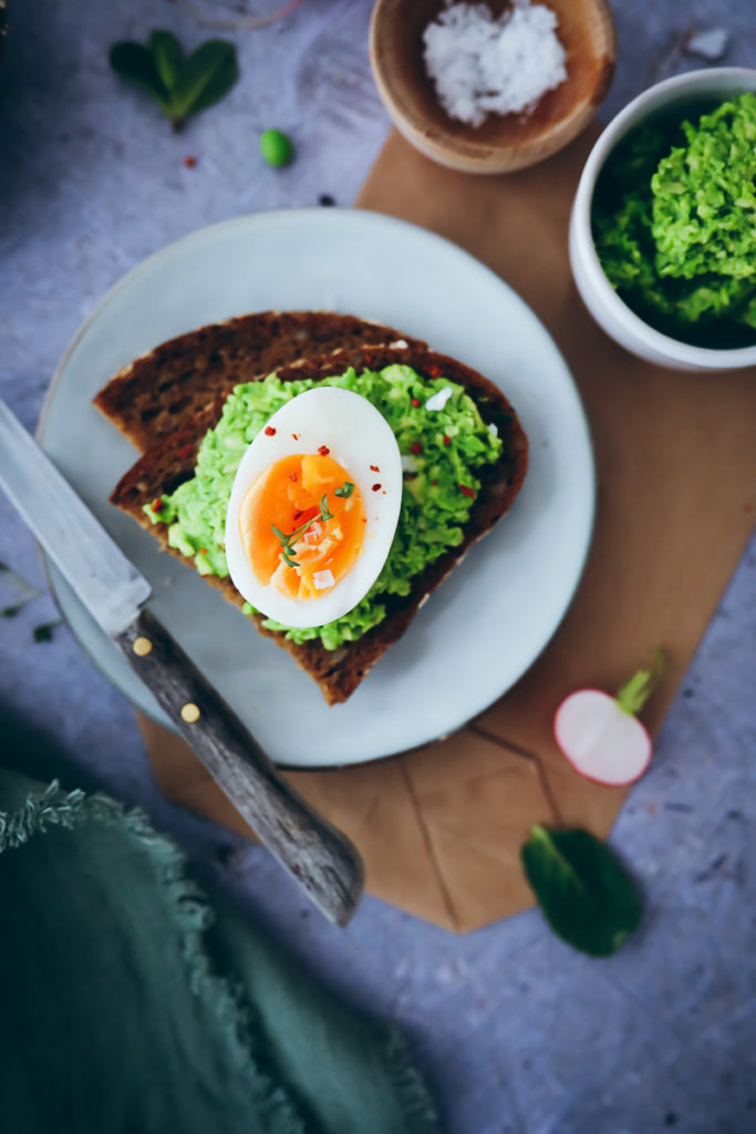 Erbsen Avocado aufstrich green peas spread avocado toast sandwich stulle der woche eierbrot eiersalat weich gekochtes Ei zuckerzimtundliebe foodblog foodstylist food styling schnittchen