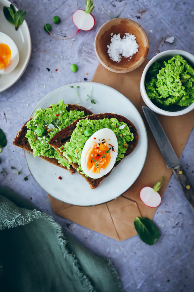 Erbsen Avocado aufstrich green peas spread avocado toast sandwich stulle der woche eierbrot eiersalat weich gekochtes Ei zuckerzimtundliebe foodblog foodstylist food styling schnittchen