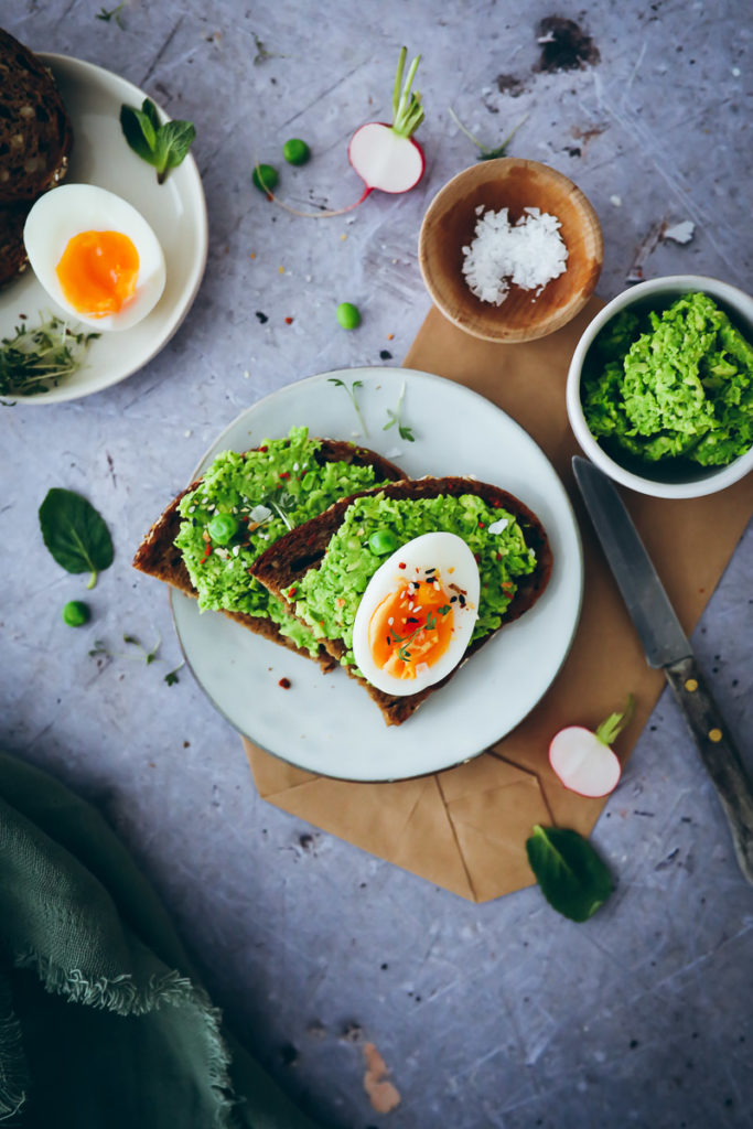 Erbsen Avocado aufstrich green peas spread avocado toast sandwich stulle der woche eierbrot eiersalat weich gekochtes Ei zuckerzimtundliebe foodblog foodstylist food styling schnittchen