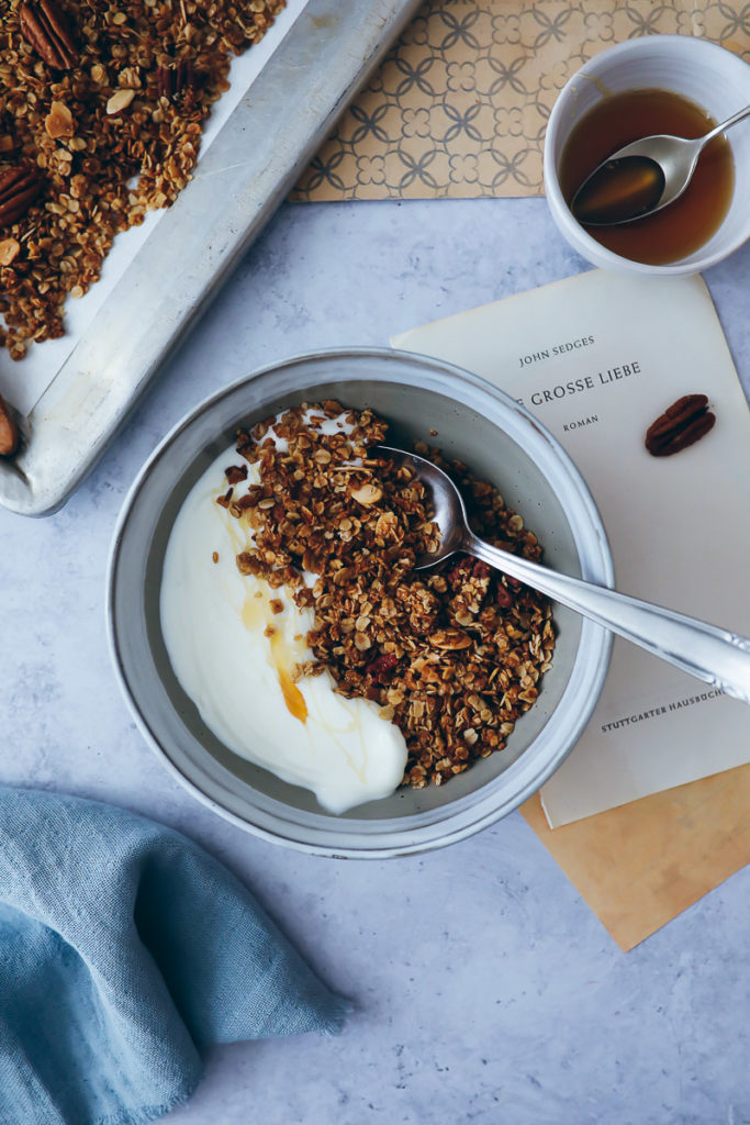 Ahoronsirup Maple Pekannuss Pecan Granola selbstgemacht Rezept müsli crunchy Kokosöl Mandeln zuckerzimtundliebe frühstück foodblog foodstyling granola selber machen food stylist backblog deutscher foodblog bakefeed feedfeed food52