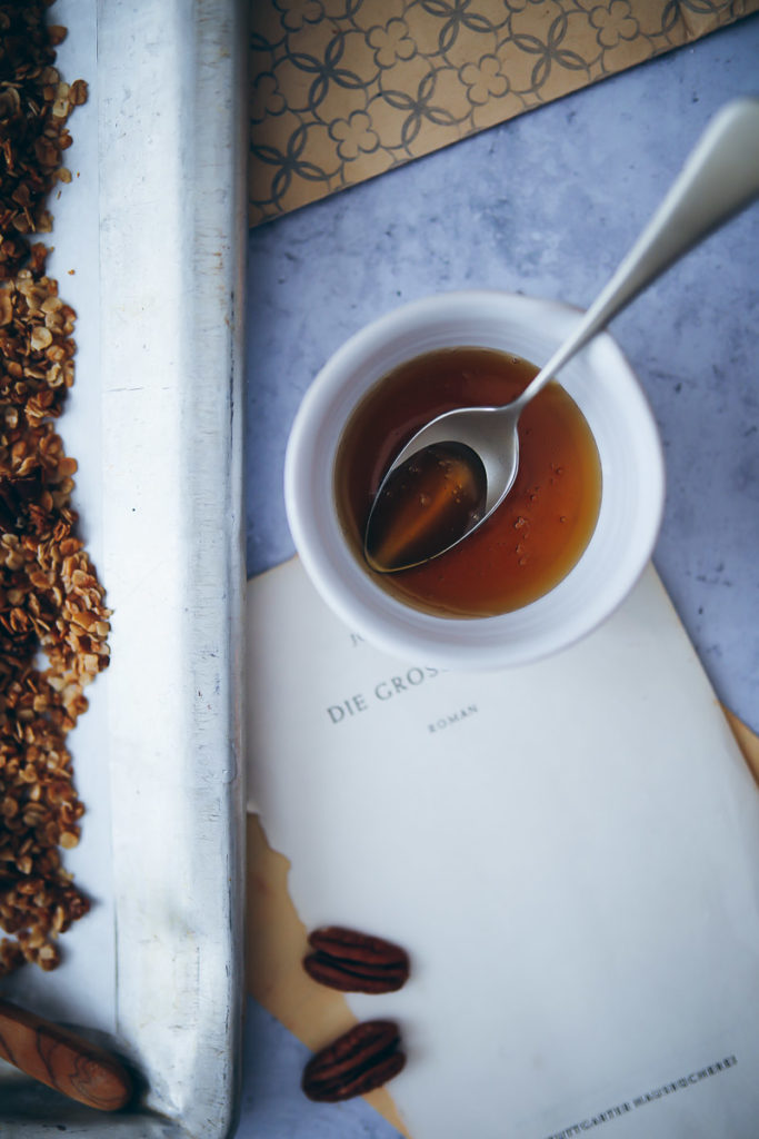 Ahoronsirup Maple Pekannuss Pecan Granola selbstgemacht Rezept müsli crunchy Kokosöl Mandeln zuckerzimtundliebe frühstück foodblog foodstyling granola selber machen food stylist backblog deutscher foodblog bakefeed feedfeed food52