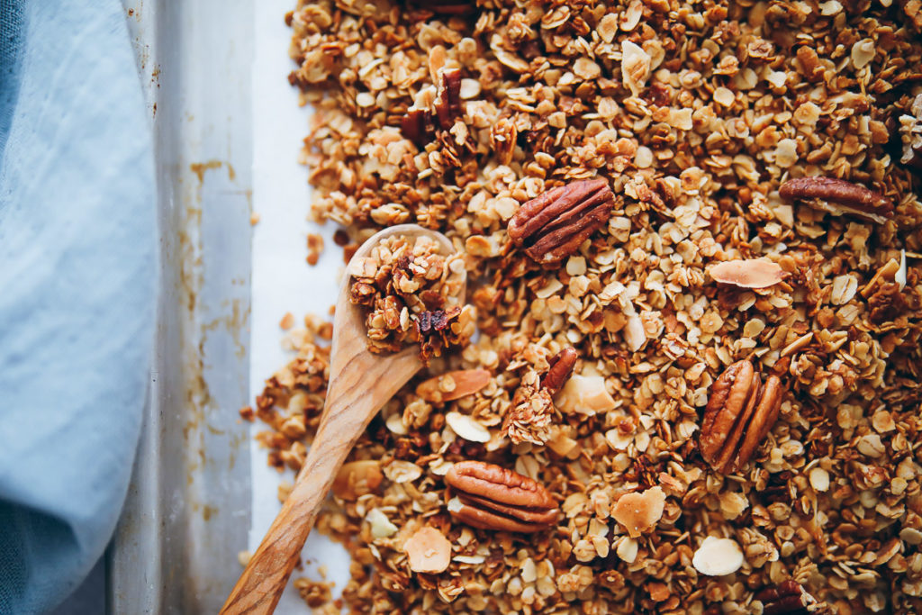 Ahoronsirup Maple Pekannuss Pecan Granola selbstgemacht Rezept müsli crunchy Kokosöl Mandeln zuckerzimtundliebe frühstück foodblog foodstyling granola selber machen food stylist backblog deutscher foodblog bakefeed feedfeed food52