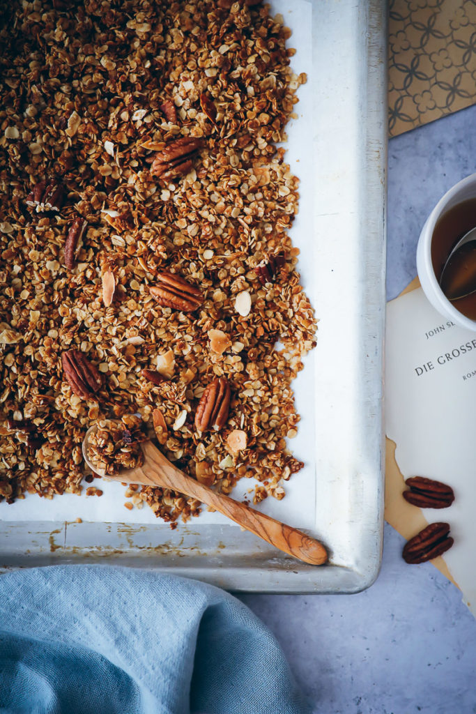 Ahoronsirup Maple Pekannuss Pecan Granola selbstgemacht Rezept müsli crunchy Kokosöl Mandeln zuckerzimtundliebe frühstück foodblog foodstyling granola selber machen food stylist backblog deutscher foodblog bakefeed feedfeed food52