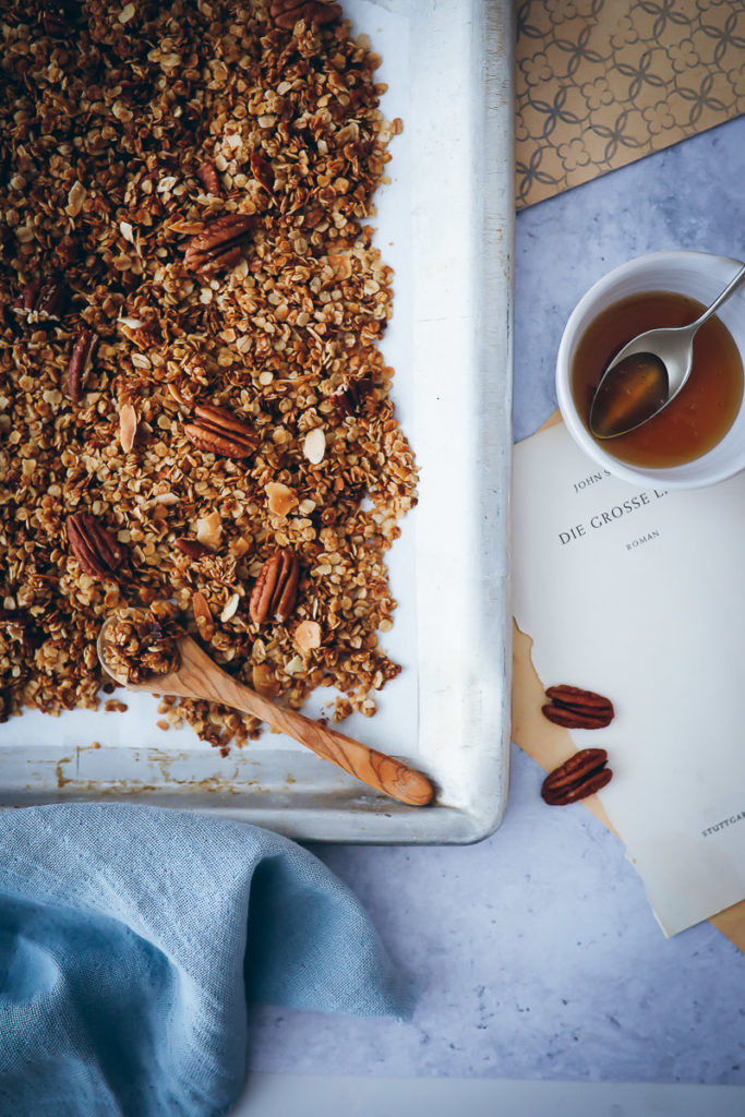 Ahoronsirup Maple Pekannuss Pecan Granola selbstgemacht Rezept müsli crunchy Kokosöl Mandeln zuckerzimtundliebe frühstück foodblog foodstyling granola selber machen food stylist backblog deutscher foodblog bakefeed feedfeed food52