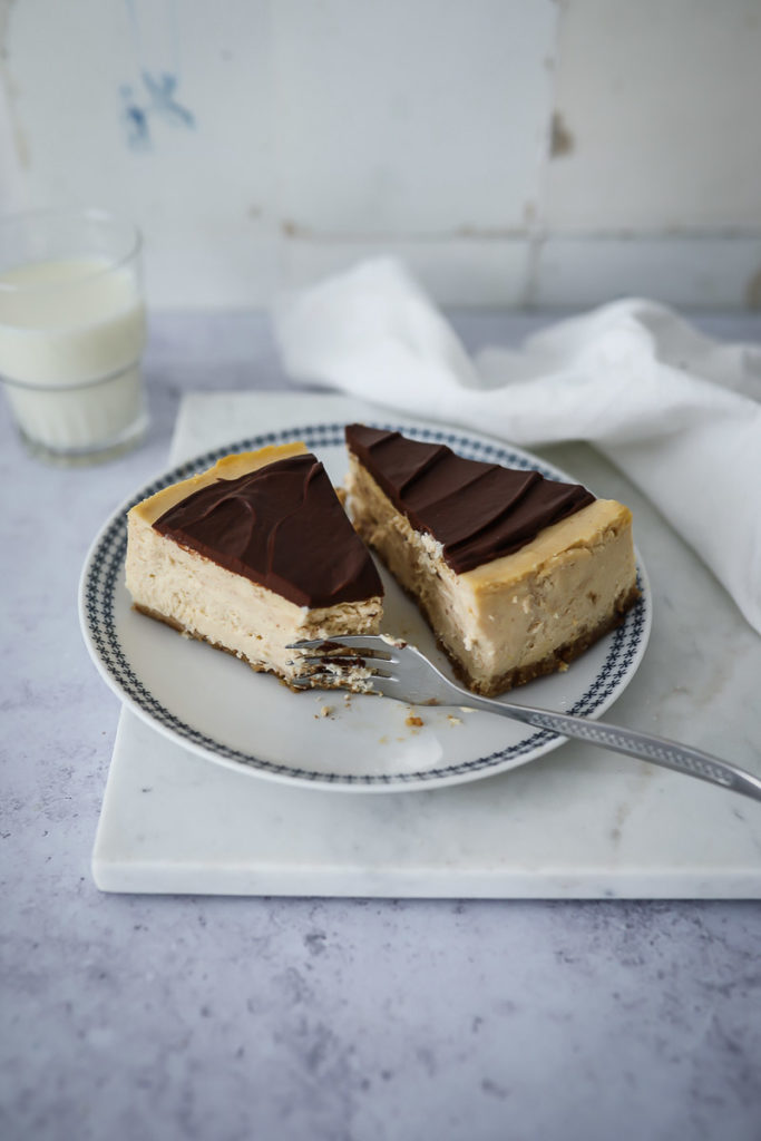 Zimt schnecken cheesecake new york cheesecake cinnamon roll schokoladen ganache topping käsekuchen frischkäse zuckerzimtundliebe foodstyling food photography bakefeed foodblog backblog gebackener käsekuchen keksboden chocolate ganache