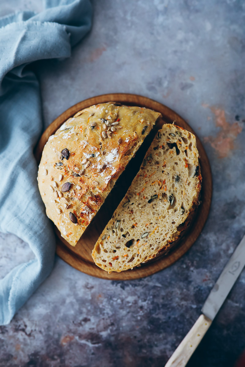 Rezept für ‘no knead bread’, heute mal als als Möhren Saaten no knead bread mit Sonnenblumen- und Kürbiskernen