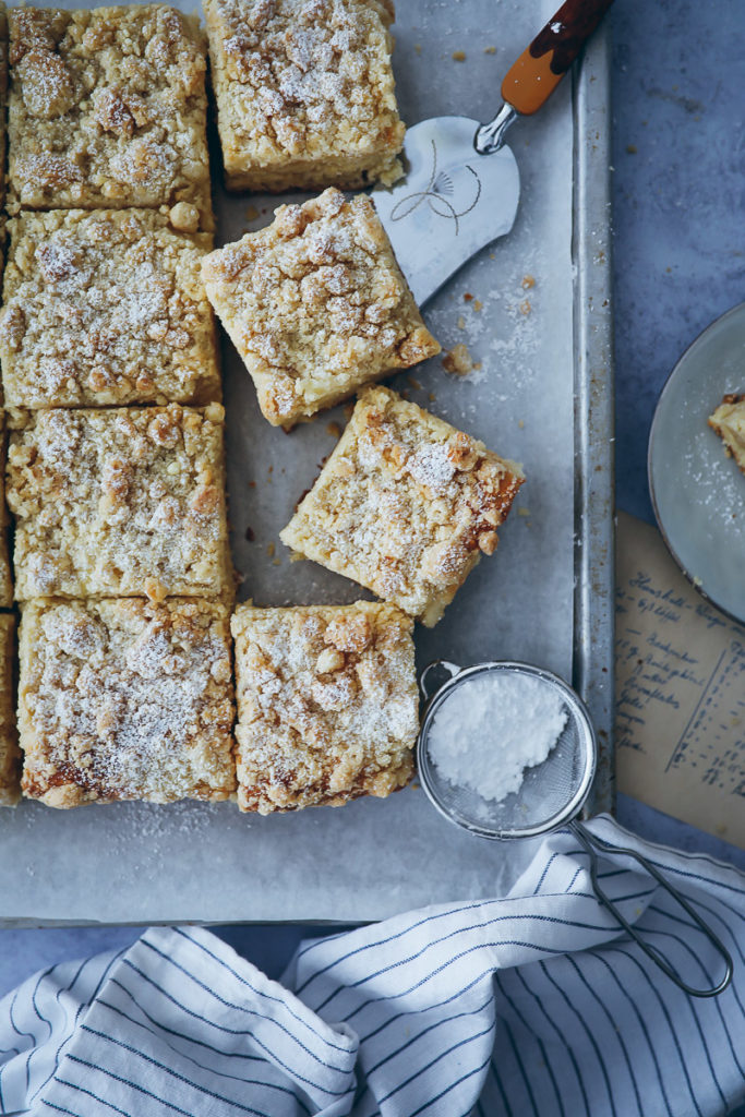 rezept Streuselkuchen Blech Hefeteig wie von Oma Bäckerei zuckerzimtundliebe sheetcake streusel cake recipe german cake kuchenklassiker foodstyling food stylist bakefeed feedfeed food52 Backrezept Kuchenbuffet