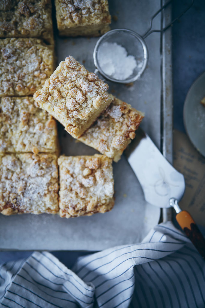 rezept Streuselkuchen Blech Hefeteig wie von Oma Bäckerei zuckerzimtundliebe sheetcake streusel cake recipe german cake kuchenklassiker foodstyling food stylist bakefeed feedfeed food52 Backrezept Kuchenbuffet