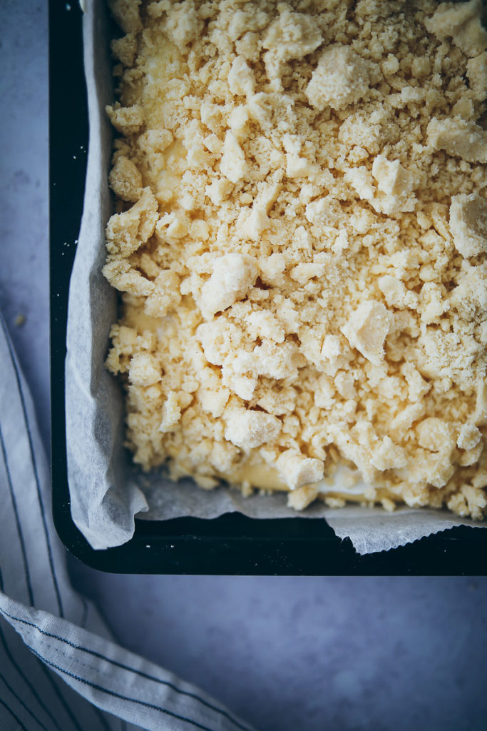 rezept Streuselkuchen Blech Hefeteig wie von Oma Bäckerei zuckerzimtundliebe sheetcake streusel cake recipe german cake kuchenklassiker foodstyling food stylist bakefeed feedfeed food52 Backrezept Kuchenbuffet