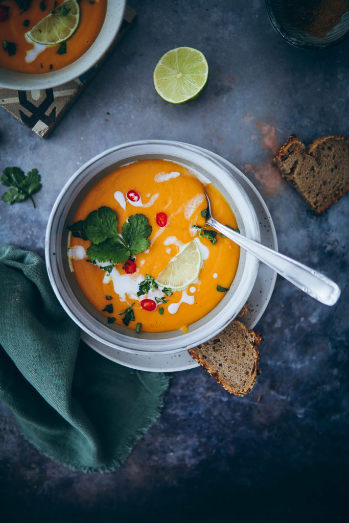 suesskartoffelsuppe indisch sweet potato curry soup fuchs gewuerze zuckerzimtundliebe foodstyling die besten suppenrezepte koriander kokosmilch suppe food stylist food photography cookfeed thekitchen food 52