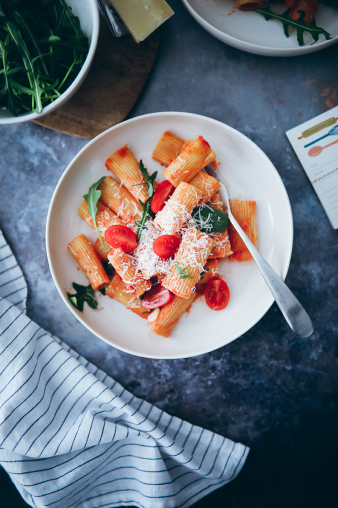 Frische Pastasauce marinara sauce mit Frisckäse und Rucola Pastarezept Tomatensauce rezept selber machen Rucola zuckerzimtundliebe Foodstyling Food photography foodblog backblog feedfeed donna hay pasta recipes