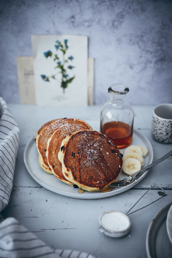 Chocolate Chip amerikanische Pancakes Rezept recipe einfaches Pfannkuchen Rezept fluffige Pancakes foodstyling zuckerzimtundliebe bakefeed food stylist food photography deutscher foodblog backblog