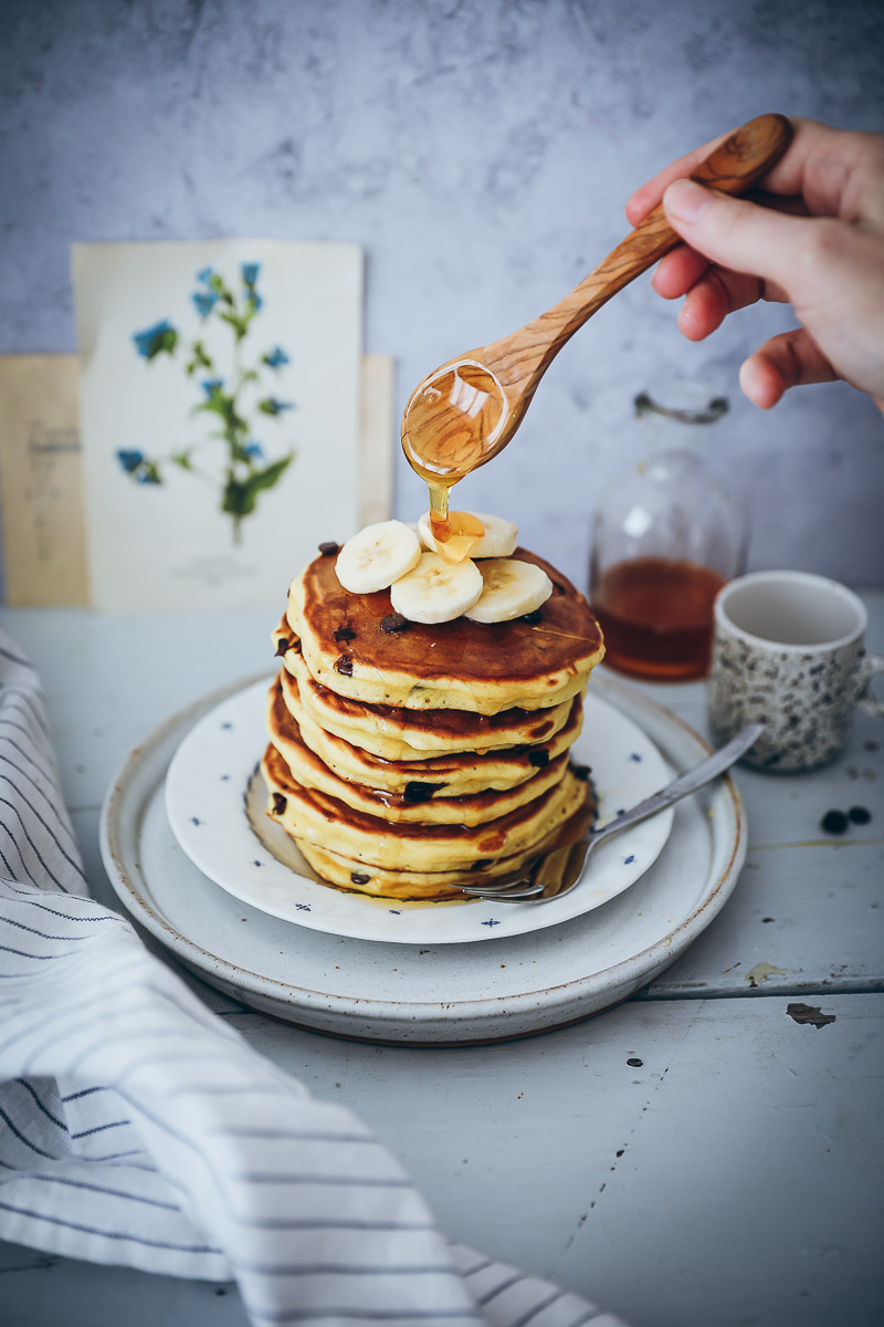 Einfaches Rezept für fluffige Chocolate Chip Pancakes