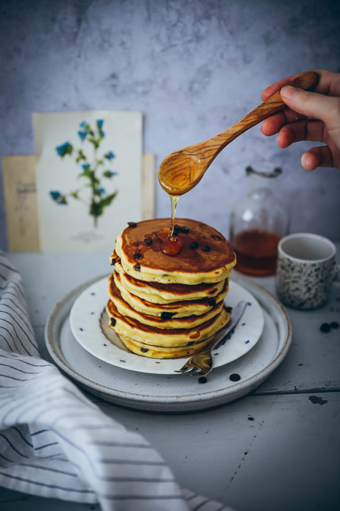 Chocolate Chip amerikanische Pancakes Rezept recipe einfaches Pfannkuchen Rezept fluffige Pancakes foodstyling zuckerzimtundliebe bakefeed food stylist food photography deutscher foodblog backblog