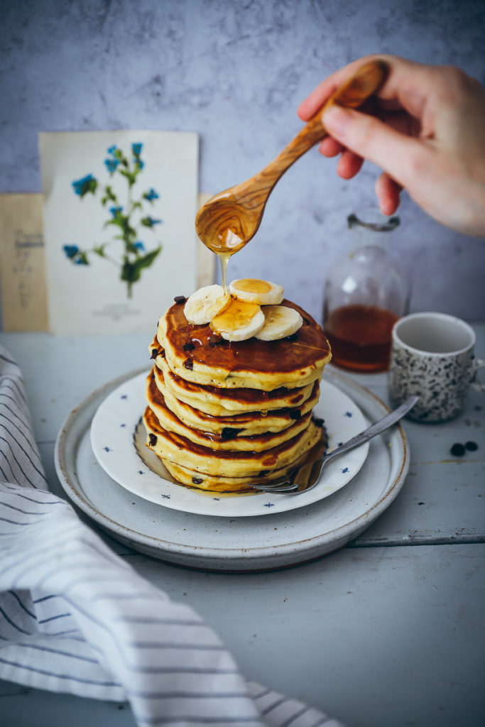 Chocolate Chip amerikanische Pancakes Rezept recipe einfaches Pfannkuchen Rezept fluffige Pancakes foodstyling zuckerzimtundliebe bakefeed food stylist food photography deutscher foodblog backblog